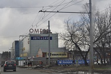 Входная группа ТЦ Омега, торговый центр.  10 лет Октября,  32
